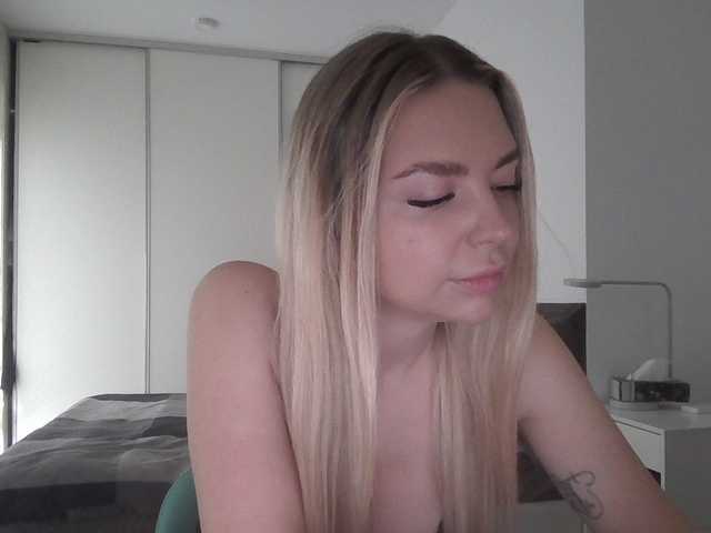 Blondie8853 live cam on BongaCams