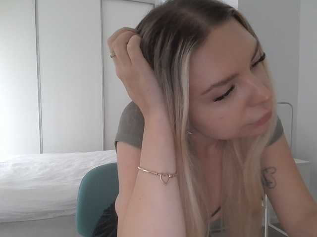 Blondie8853 live cam on BongaCams