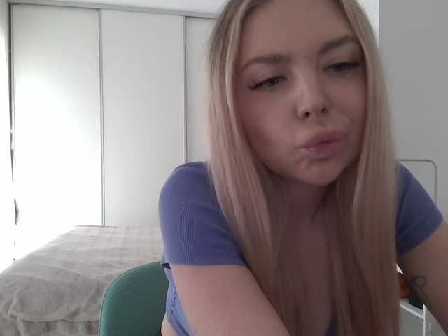 Blondie8853 live cam on BongaCams