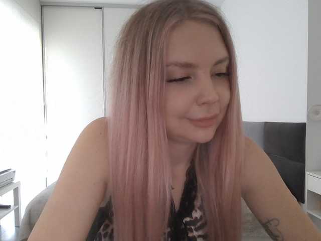 Blondie8853 live cam on BongaCams