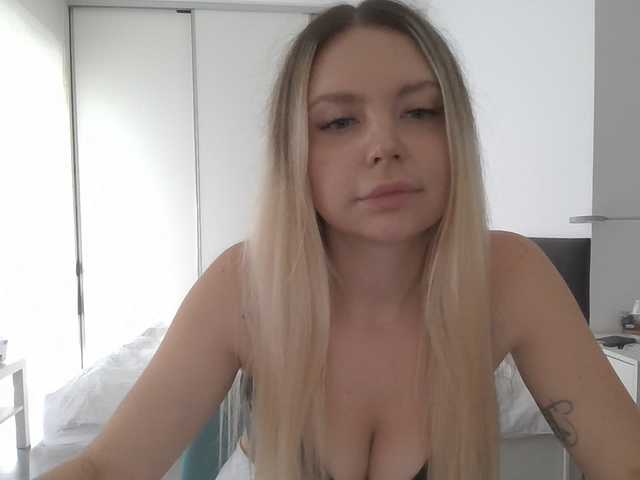 Blondie8853 live cam on BongaCams