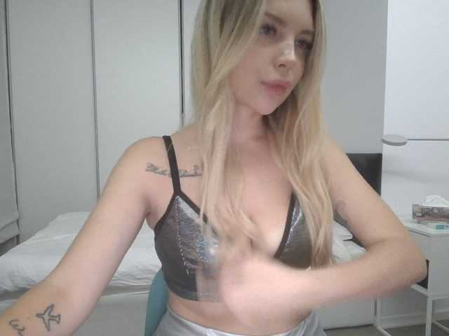 Blondie8853 live cam on BongaCams