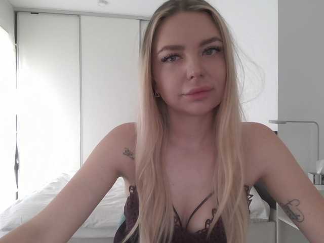 Blondie8853 live cam on BongaCams