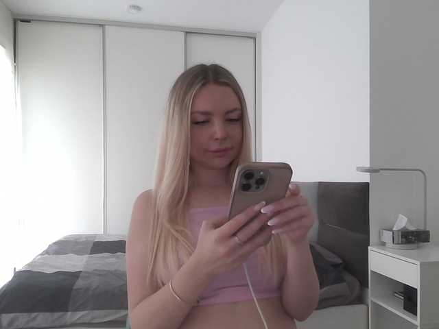 Blondie8853 live cam on BongaCams