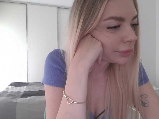 Blondie8853 live cam on BongaCams