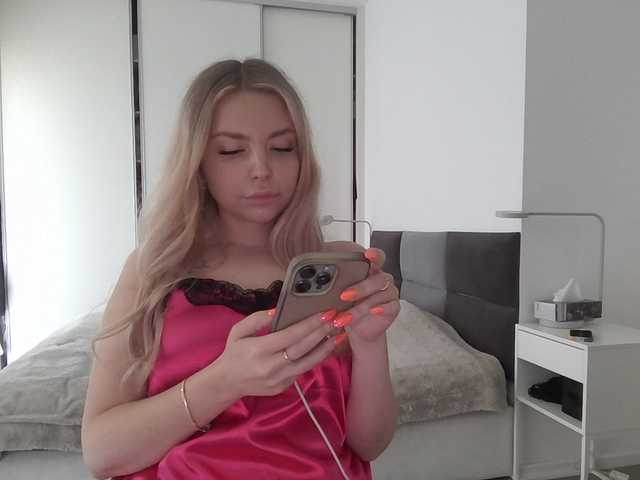 Blondie8853 live cam on BongaCams