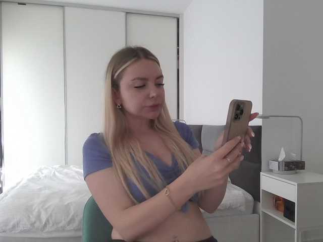 Blondie8853 live cam on BongaCams