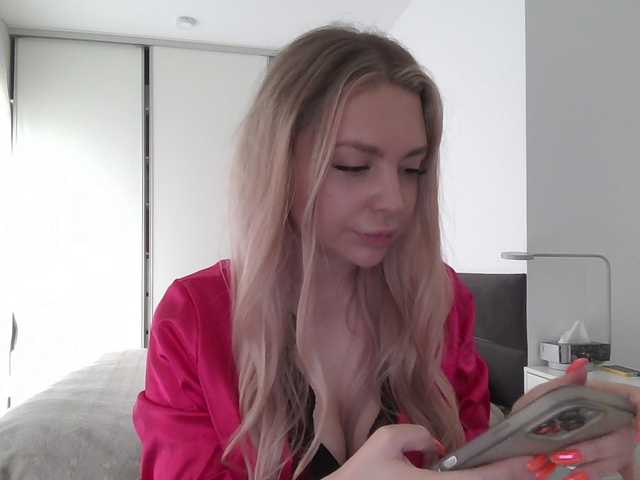 Blondie8853 live cam on BongaCams