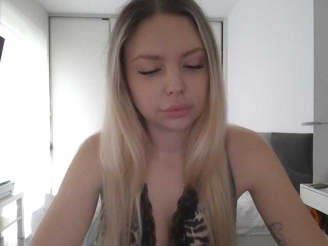 Blondie8853 live cam on BongaCams