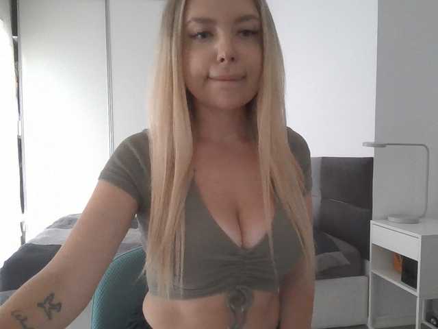 Blondie8853 live cam on BongaCams