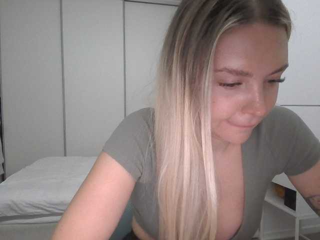 Blondie8853 live cam on BongaCams