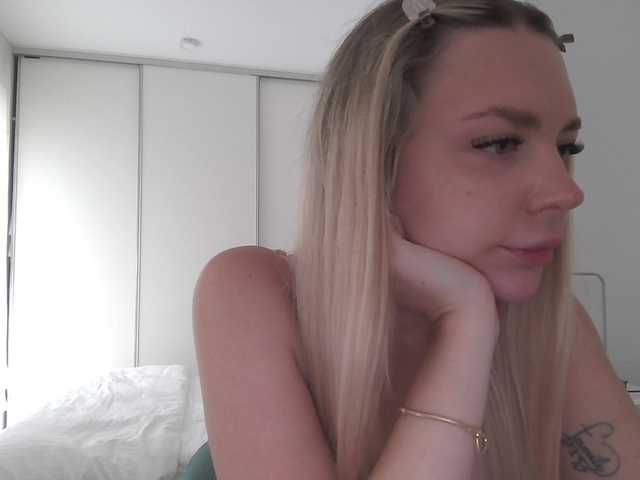Blondie8853 live cam on BongaCams