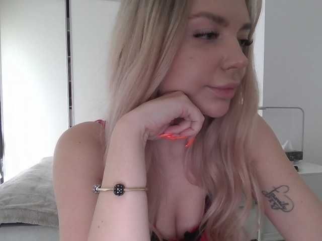 Blondie8853 live cam on BongaCams