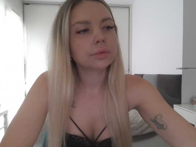 Blondie8853 live cam on BongaCams