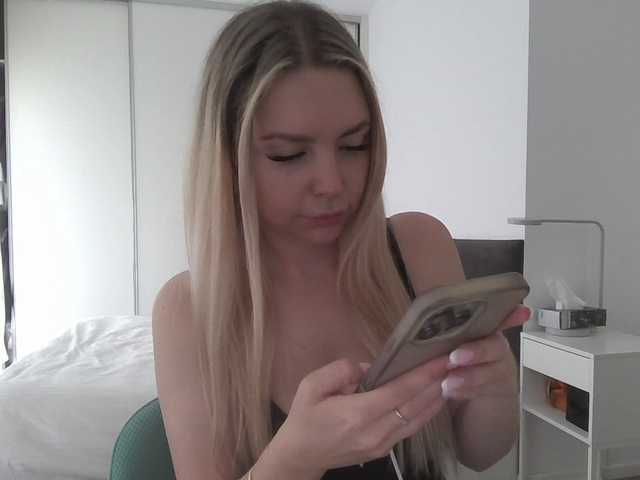 Blondie8853 live cam on BongaCams
