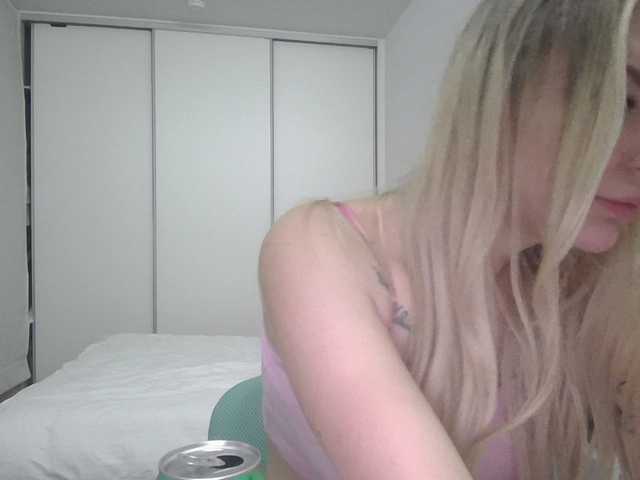 Blondie8853 live cam on BongaCams