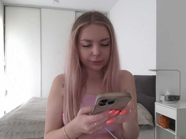 Blondie8853 live cam on BongaCams
