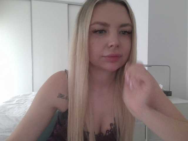 Blondie8853 live cam on BongaCams