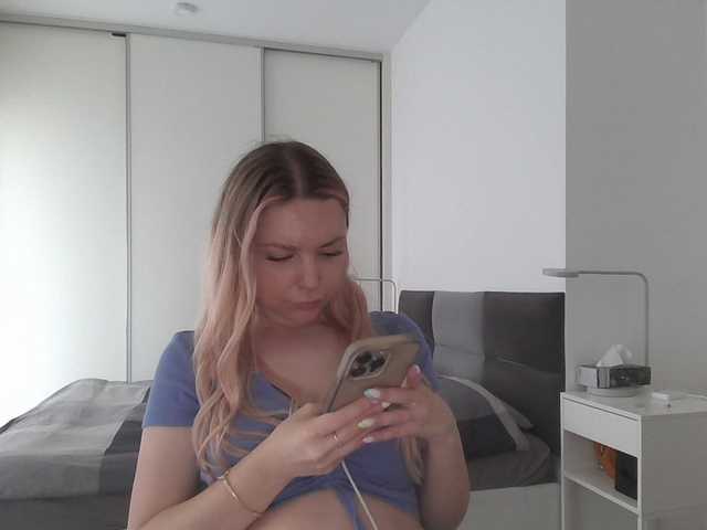 Blondie8853 live cam on BongaCams