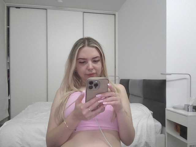Blondie8853 live cam on BongaCams