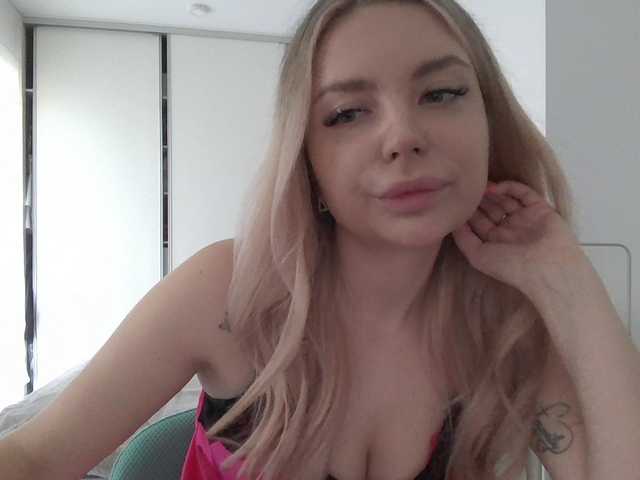 Blondie8853 live cam on BongaCams