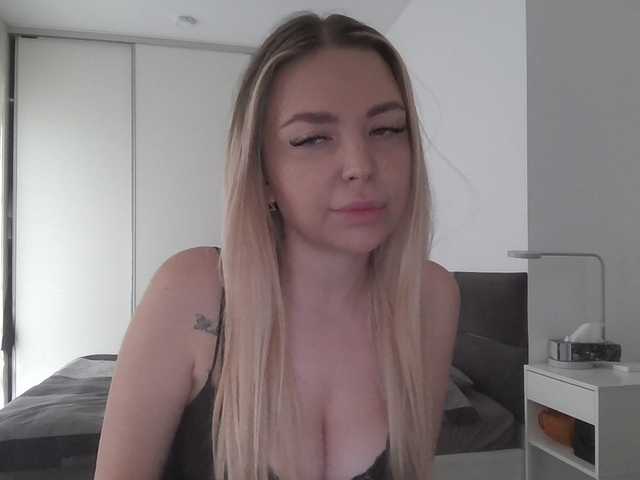 Blondie8853 live cam on BongaCams