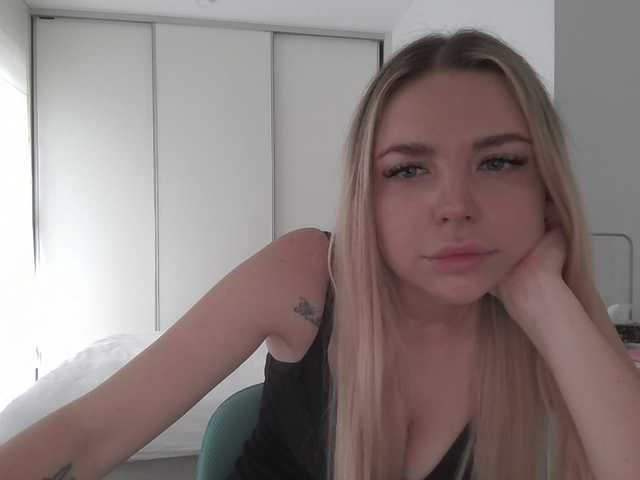 Blondie8853 live cam on BongaCams