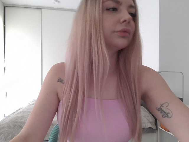 Blondie8853 live cam on BongaCams