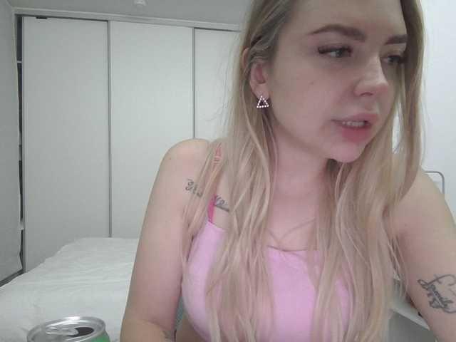 Blondie8853 live cam on BongaCams