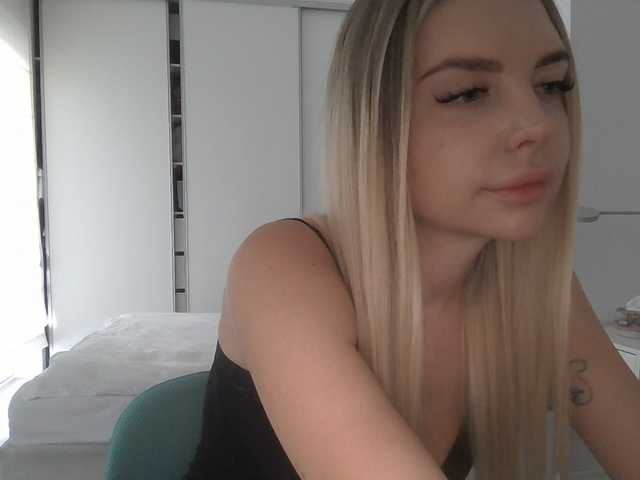 Blondie8853 live cam on BongaCams