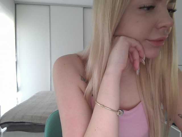 Blondie8853 live cam