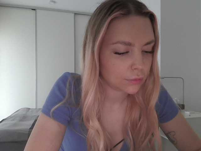 Blondie8853 live cam on BongaCams
