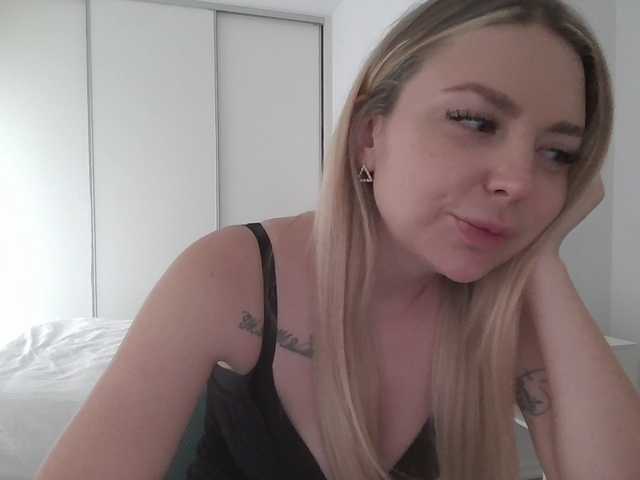 Blondie8853 live cam on BongaCams