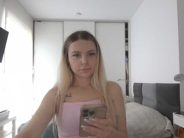 Blondie8853 live cam on BongaCams