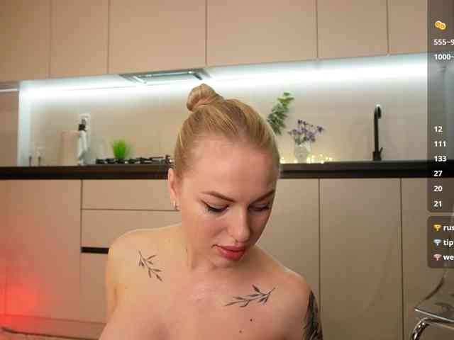 BlondyNika webcam
