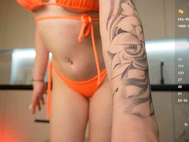 BlondyNika webcam