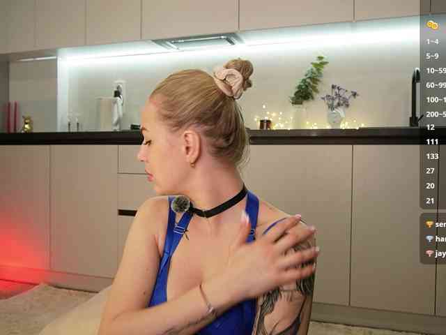 BlondyNika webcam