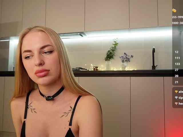 BlondyNika webcam