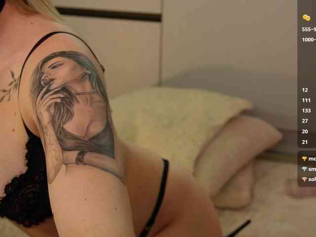 BlondyNika webcam