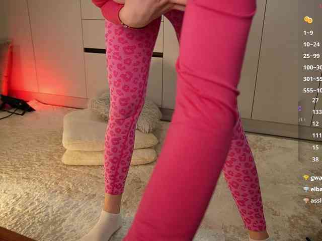 BlondyNika webcam