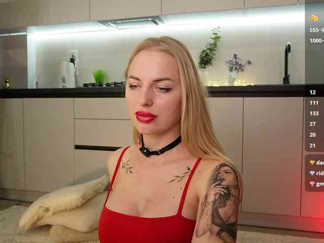 BlondyNika webcam
