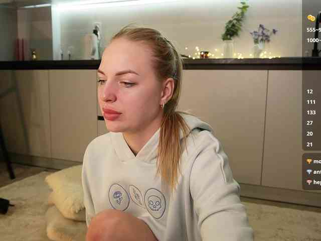 BlondyNika webcam