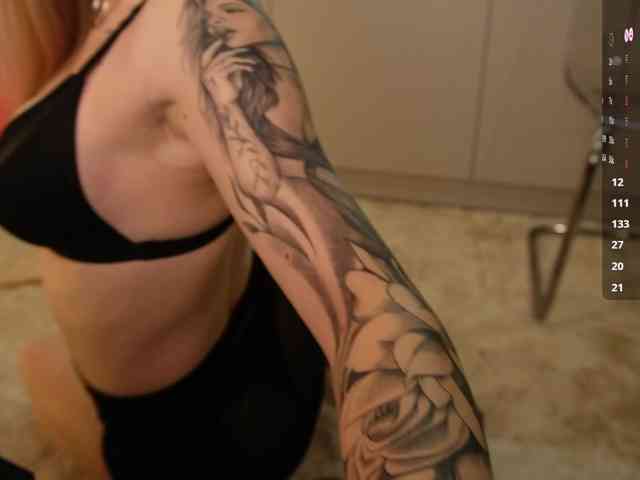 BlondyNika webcam