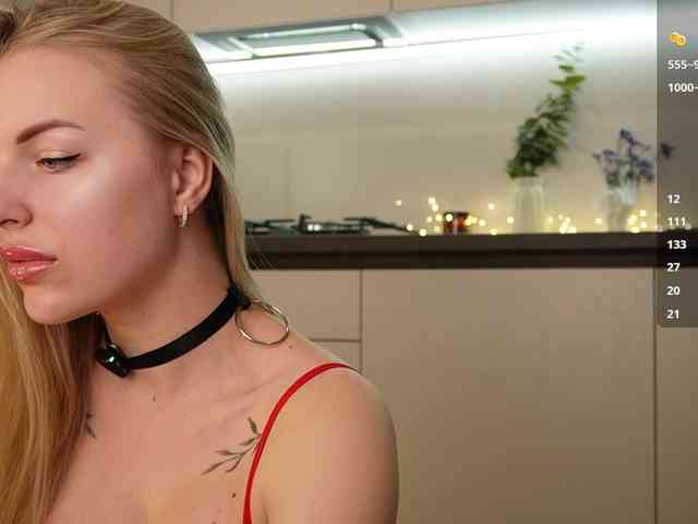BlondyNika webcam
