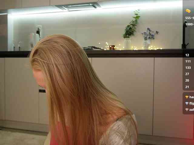 BlondyNika webcam