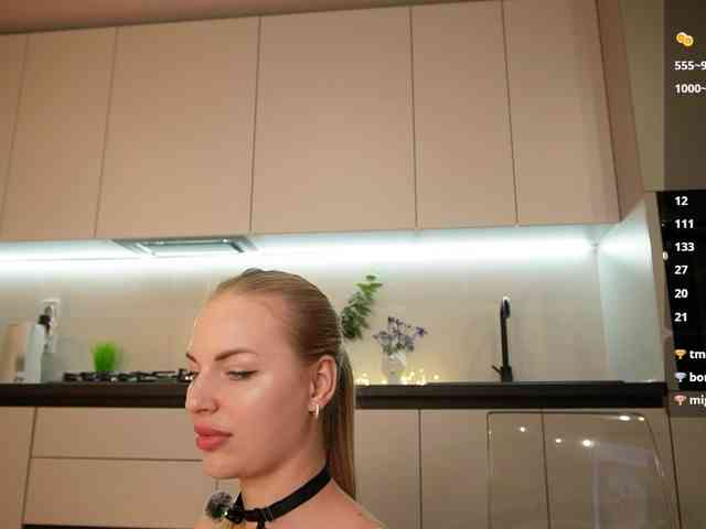 BlondyNika webcam