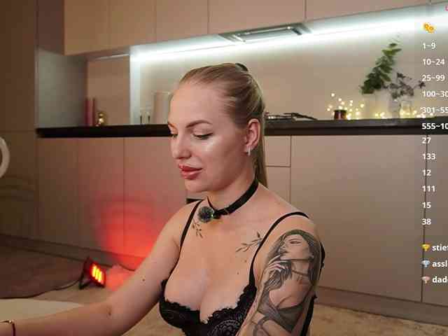 BlondyNika webcam