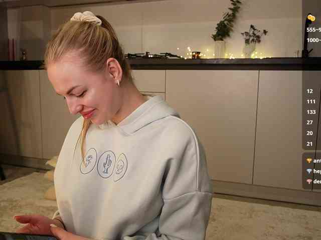 BlondyNika webcam