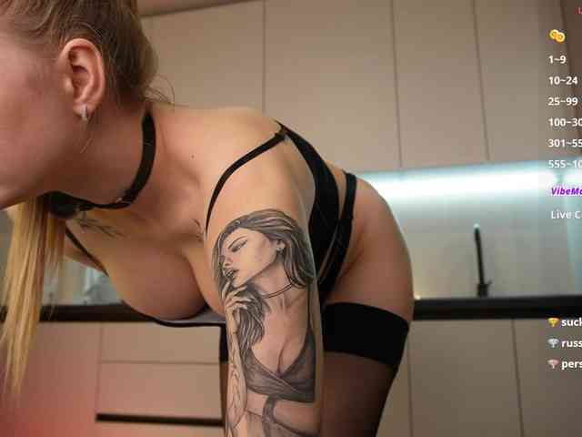 BlondyNika webcam