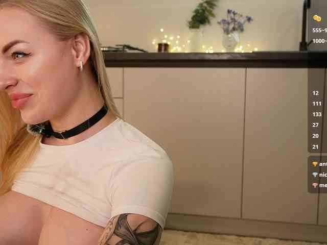 BlondyNika webcam